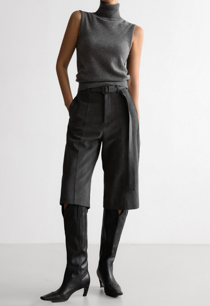 Cashmere
Gray
Knit
High-neck
Neutral
Soft
Cozy
Warm
Stylish
Minimal
Elegant